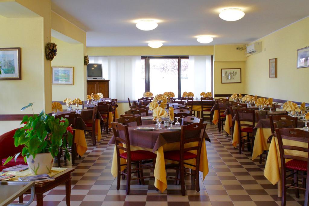 Hotel Certosa チェルトーザ・ディ・パヴィーア エクステリア 写真